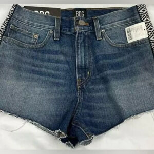NWT UO BDG Girlfriend
Highrise denim shorts w/trim Size 6